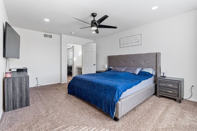 Building Photo - Bright Home in North Commerce City!