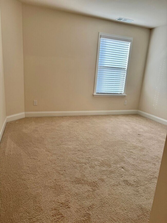 Building Photo - 4 Bedroom, 3.5 Bath Home w/ Backyard and 2 Car Garage