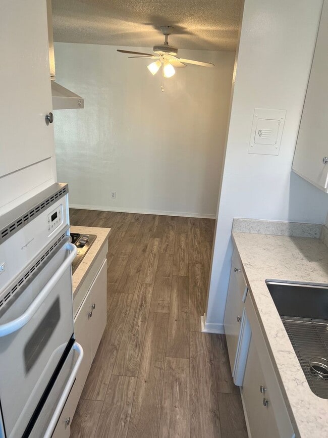 Building Photo - Second-floor 1-bedroom apartment in Whittier.