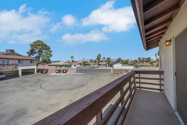 Building Photo - CUTE REMODELED TWO BEDROOM UNIT IN CENTRAL LOCATION