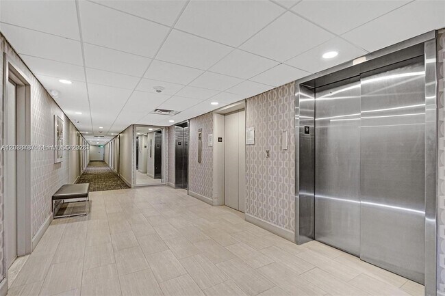 Building Photo - 300 Bayview Dr
