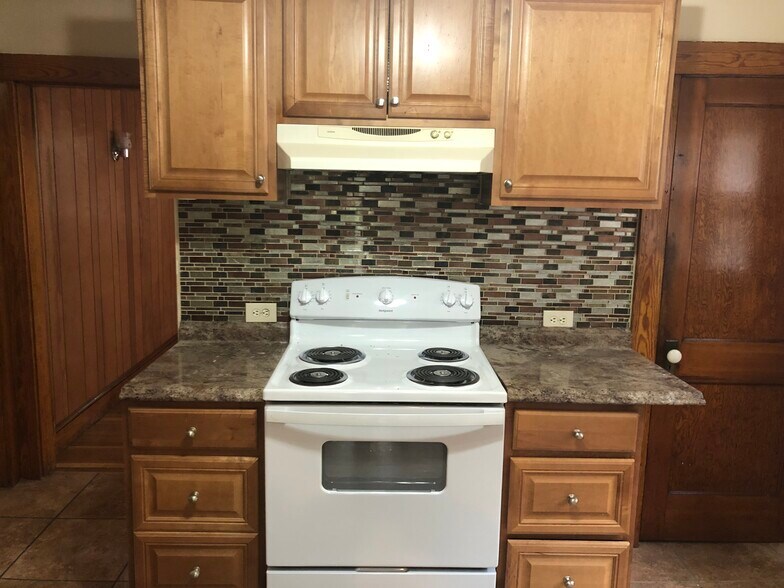 Kitchen - 142 Glendale St