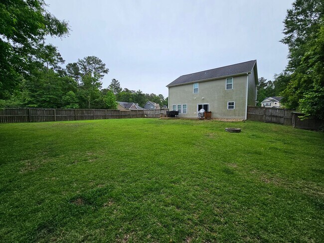 Building Photo - Gorgeous and Spacious 4 Bedroom Home!