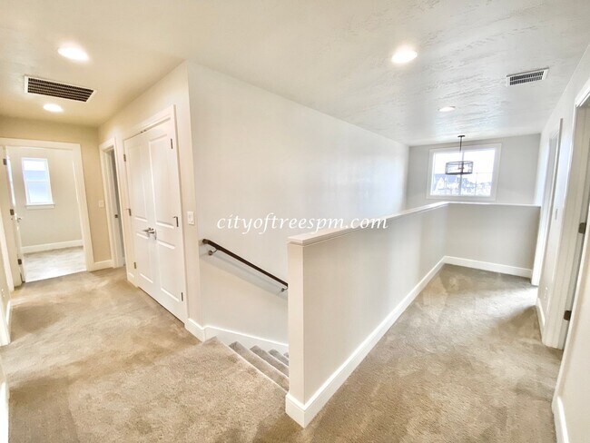 Building Photo - BEAUTIFUL 4 bed 2 1/2 Bath Located in Cent...