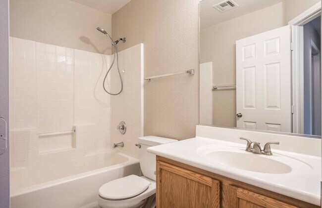 Building Photo - 3 BEDROOM HOUSE WITH OPEN FLOOR PLAN !!