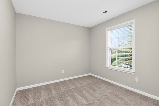 Building Photo - Recently Updated 4BD/2.5BA Home in Melbourne Community of Huntersville!