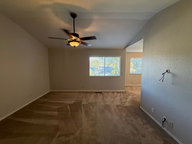 Building Photo - 4-bedroom plus a loft on a court in Escalon!
