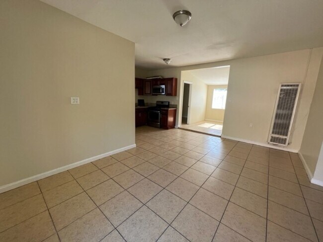 Building Photo - 3 bedroom 1 bathroom home located in San B...