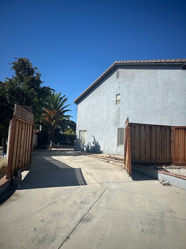 Building Photo - 2660 Glenview Dr