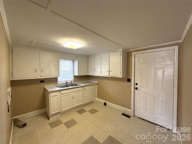 Building Photo - 3131 Seymour Dr