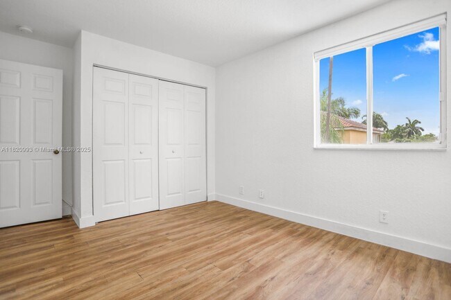 Building Photo - 1126 Golden Cane Dr