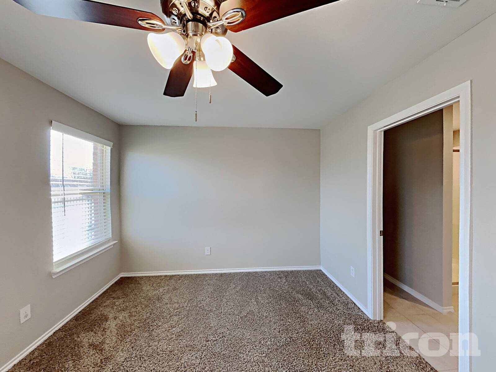 Building Photo - 916 Roland Dr
