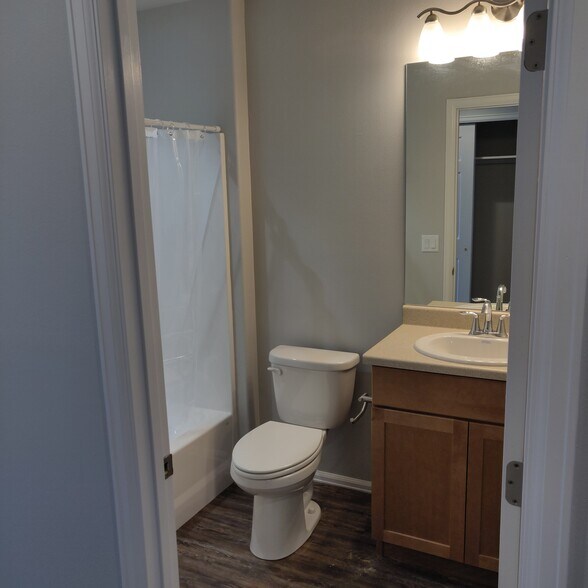 2nd bath with tub - 564 S Angus Ave