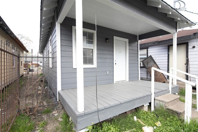 Building Photo - 1319 Bayou St