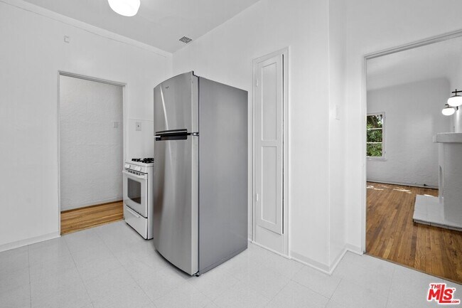 Building Photo - 129 N Swall Dr