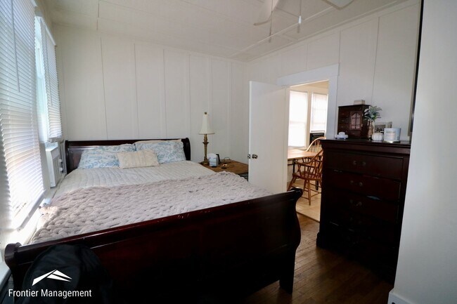 Building Photo - 527 Moro St