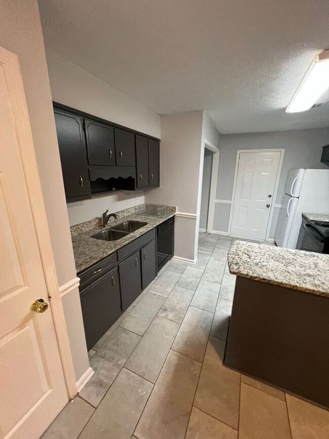 Building Photo - READY NOW!!! 2 Bedroom 2 Bath Ranch Duplex!!!
