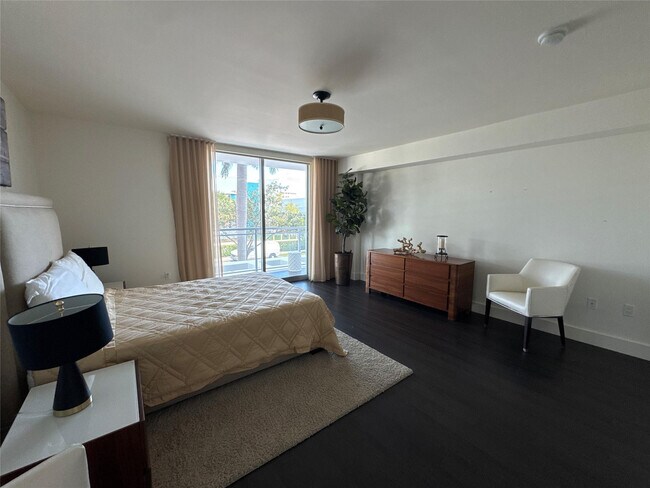 Building Photo - 9400 W Bay Harbor Dr