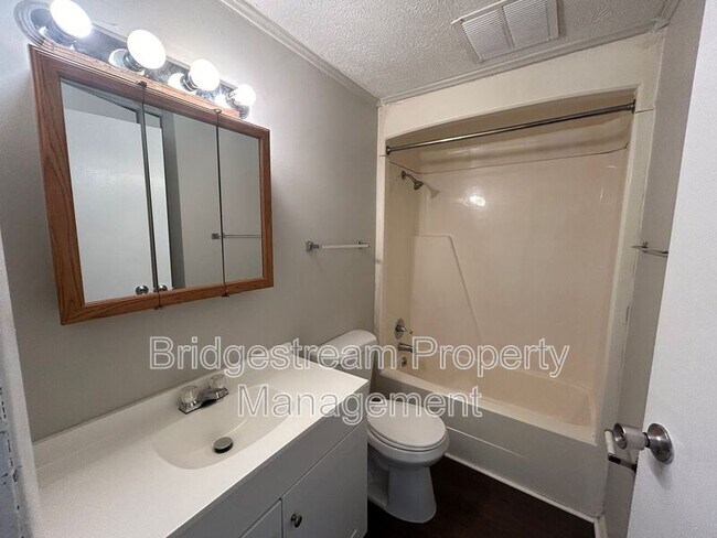 Building Photo - 852 Randler Ave