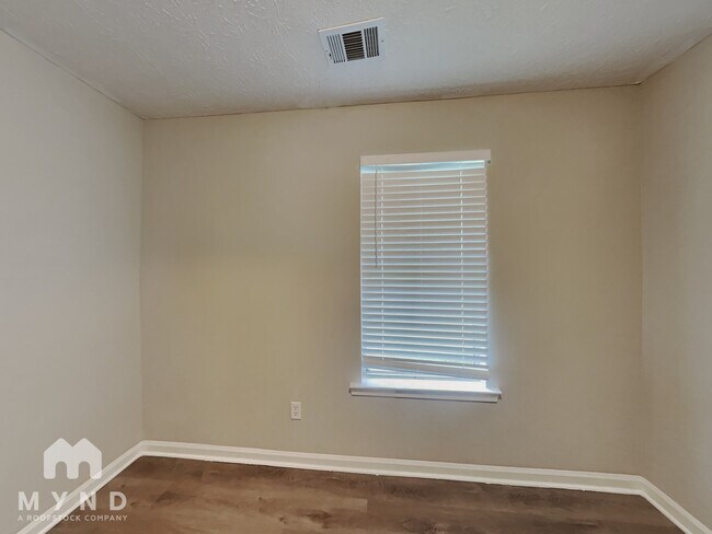 Building Photo - 3708 Oakwood Manor