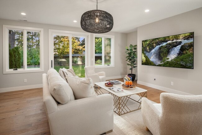 Building Photo - 7Bd/6.5Ba Bellevue Home