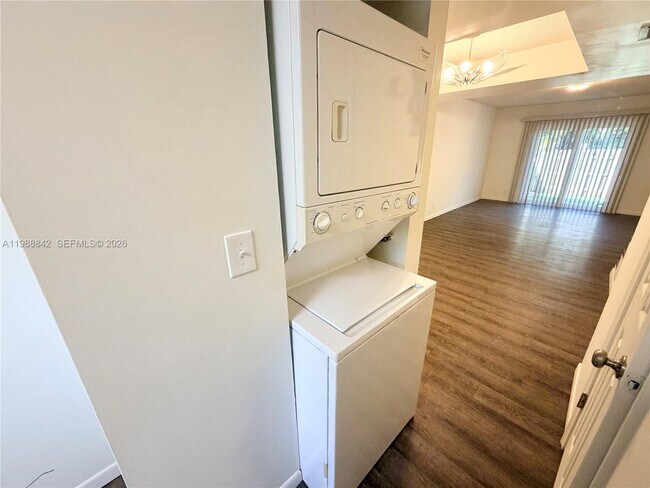 Building Photo - 6131 SW 42nd Ct