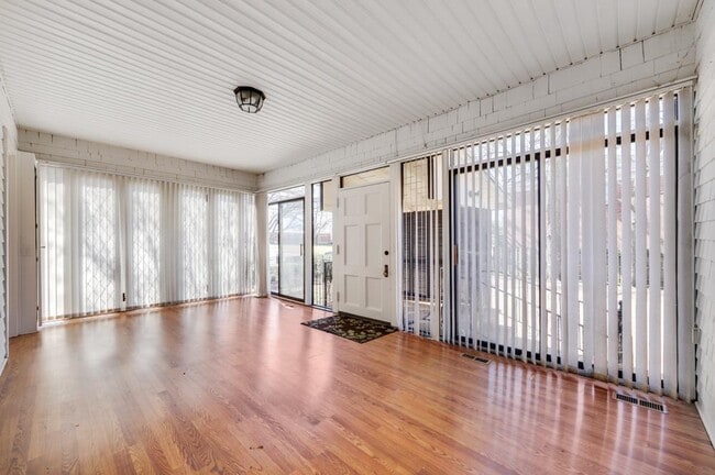 Building Photo - 134 S Hatton