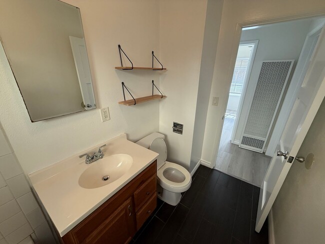 Building Photo - Beautiful 2 Bedroom Belmont Shore Apartment for Rent - Garage Parking Included!