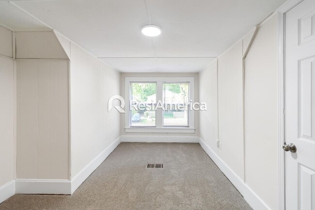 Building Photo - One Month Free Special!! Newly Renovated 4/2 in Midtown!