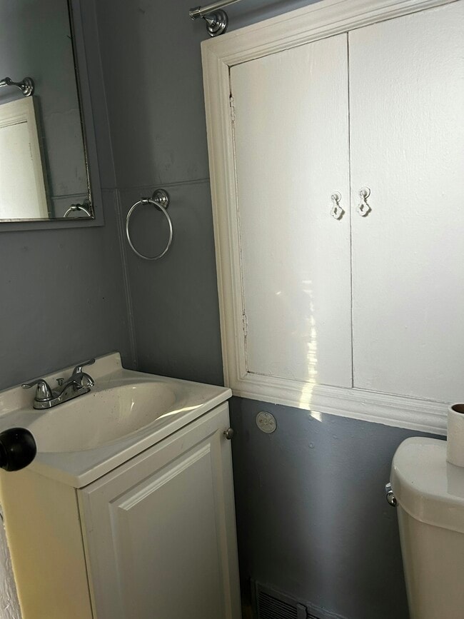 Building Photo - 400 S Raleigh St