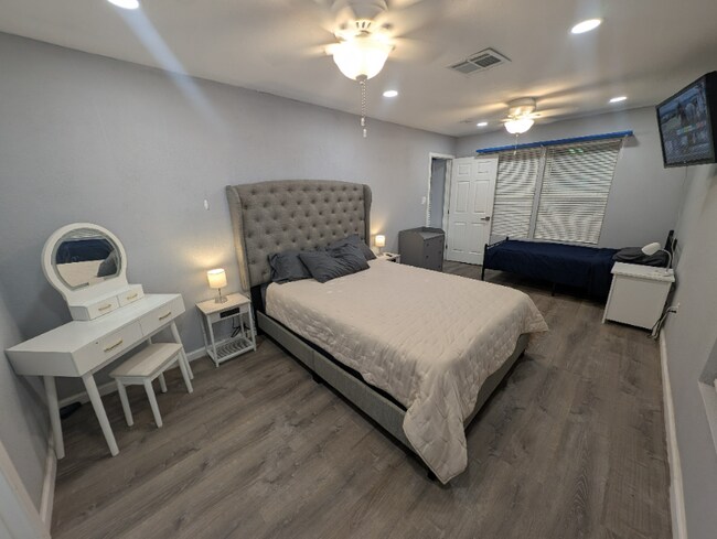 Building Photo - 1303 Colby Ave