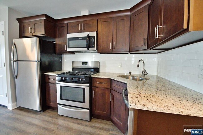 Building Photo - 116 Maple Ave