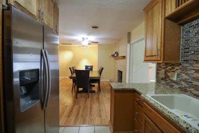 Building Photo - 2 Bed | 3 Bath with In-Ground Pool in Cent...