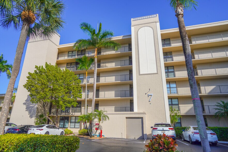 Building Photo - 7 Royal Palm Way