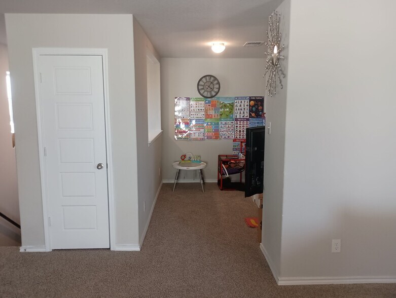 Building Photo - Room in House on Randolph Way
