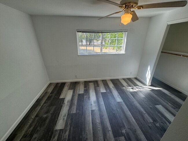 Building Photo - Small Single Family Home | 2 bed 1 bath | ...