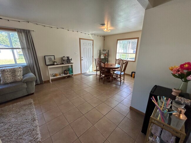 Building Photo - 1521 Springbrook Dr