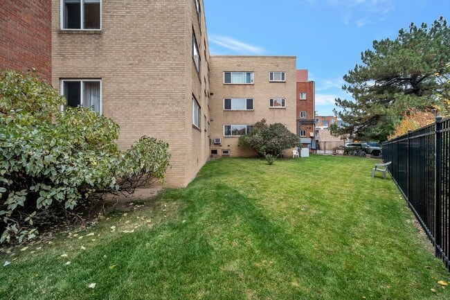 Building Photo - Large two Bed / One bath condo in great Art deco building near Washington park.