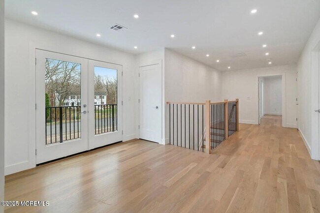 Building Photo - 527 Woodview Rd