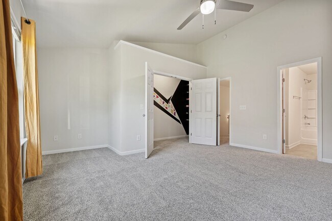 Building Photo - 2be / 2.5ba Townhome Near Hope Valley Farms!