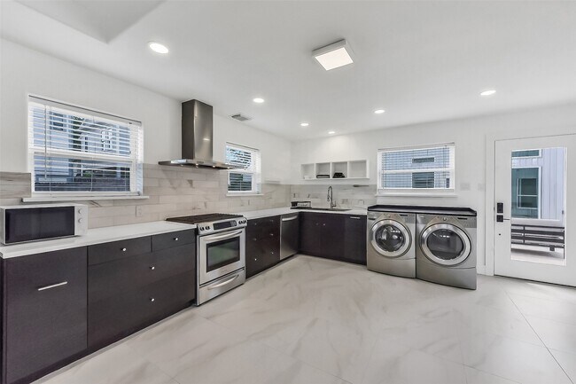 Building Photo - 1813 Crockett St