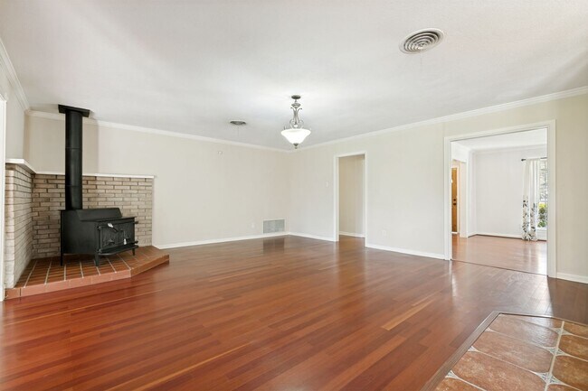Building Photo - BEAUTIFUL 4-BEDROOM IN SUNSHINE ESTATES