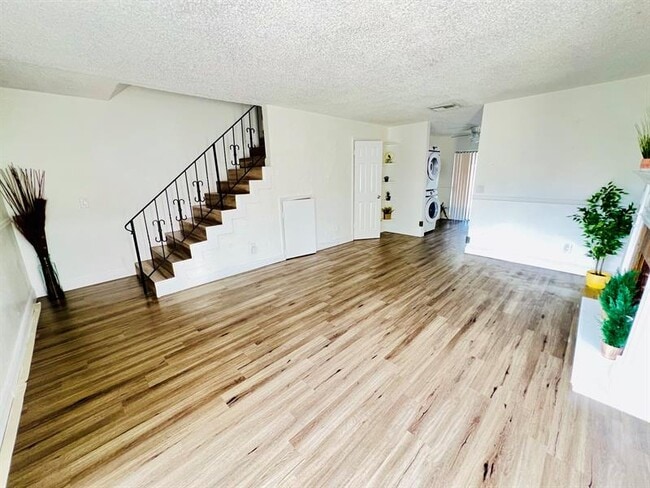 Building Photo - 1121-1123 N Andrews Ave