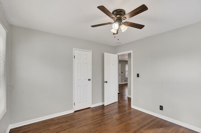 Building Photo - Hard-to-Find 6-Bedroom Home in Grandview!