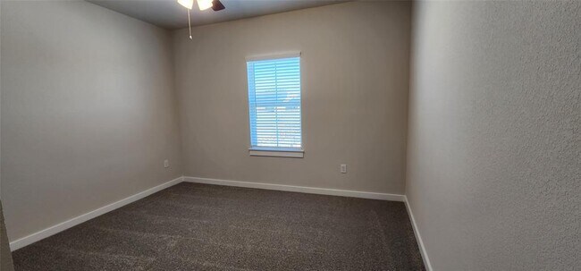 Building Photo - 2120 Delano Dr