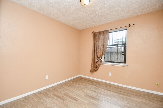 Building Photo - Nice duplex is back on the market