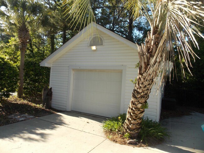 Building Photo - 568 Hammock Ave