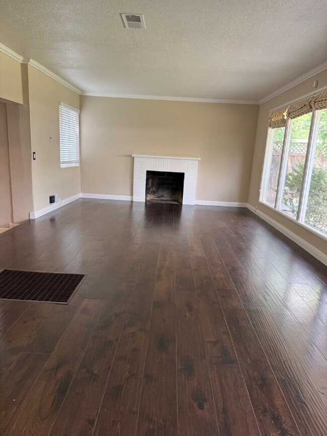 Building Photo - Spacious 4 Bedroom 2.5 Bathroom Hayward Home with Fresh Paint and New Carpet