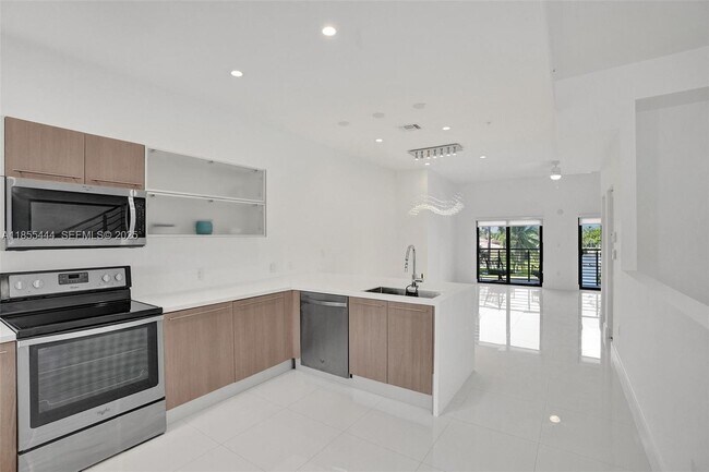 Building Photo - 516 SE 1st Cir