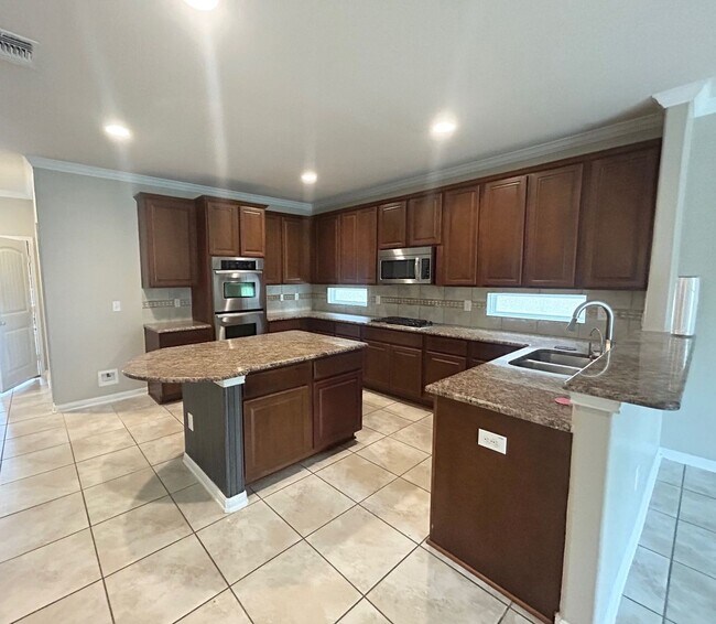 Building Photo - Gorgeous 4 Bed/ 3Bath house for rent! Avai...